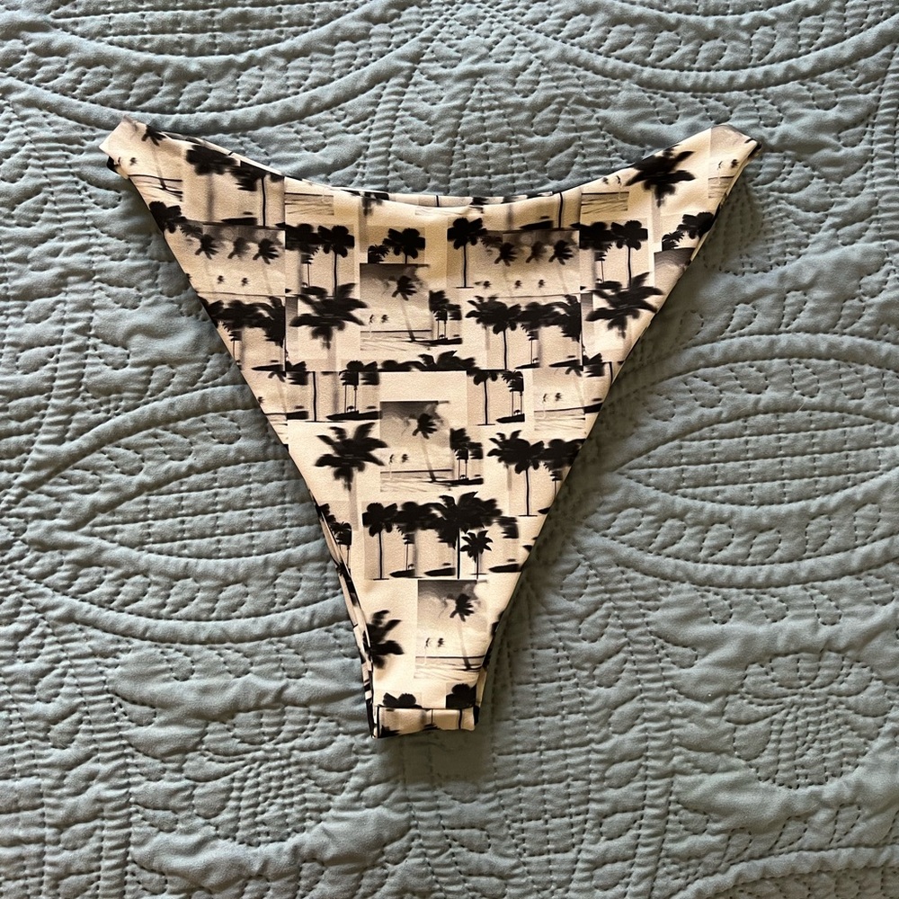 Skatie bikini bottom